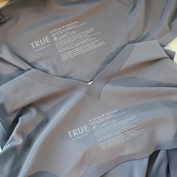 True & Co V neck & scoop neck adjustable bras, M full cup (lot of 2) - Picture 5 of 7